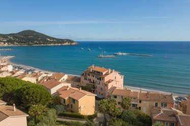 Comment la saisonnalité touristique influence les prix de l’immobilier à Sainte Maxime