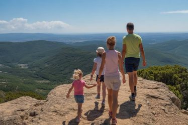 Top 5 des plus belles randonnées sainte maxime à explorer en famille